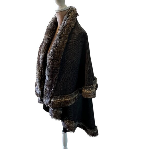 QED London Romantic Gray Faux Fur Trimmed Knit Cape Size M/L - Picture 4 of 7
